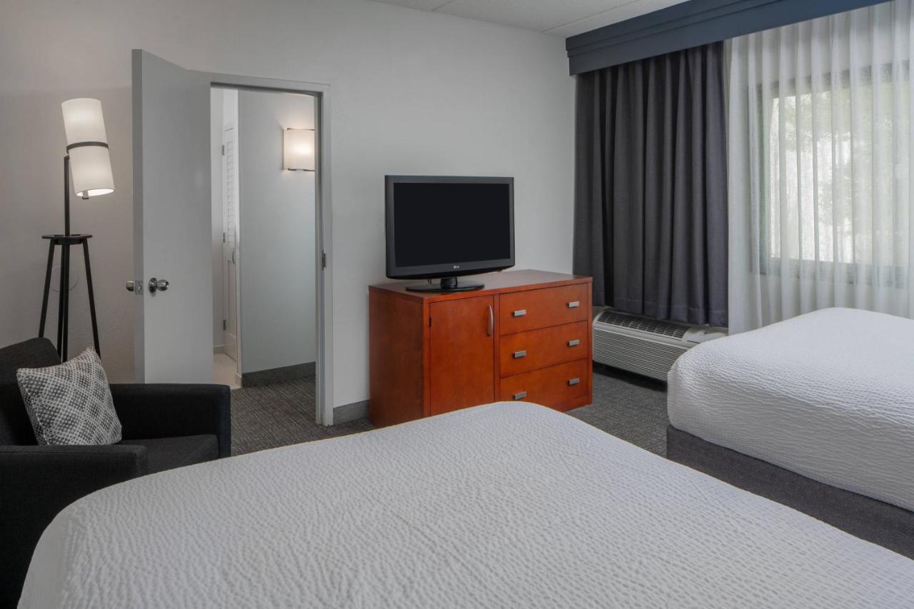 One-Bedroom Suite with Courtyard View at Courtyard by Marriott Memphis East/Park Avenue