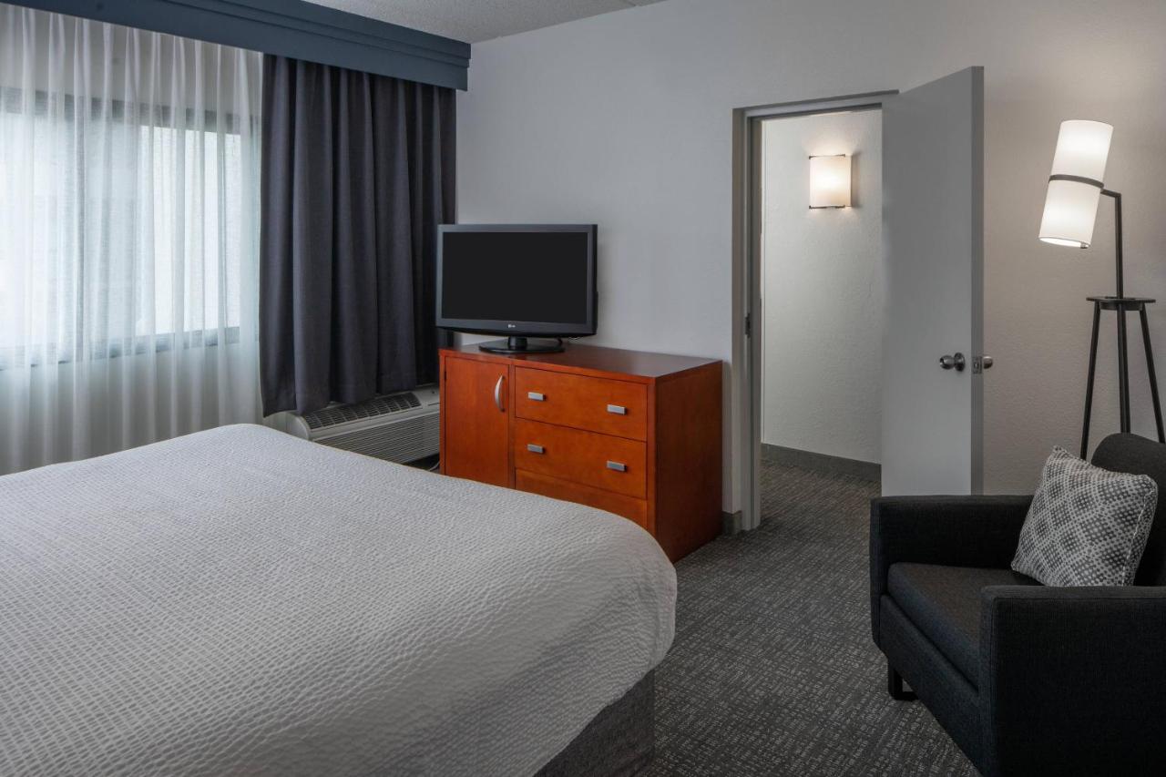 King Suite with Courtyard View at Courtyard by Marriott Memphis East/Park Avenue