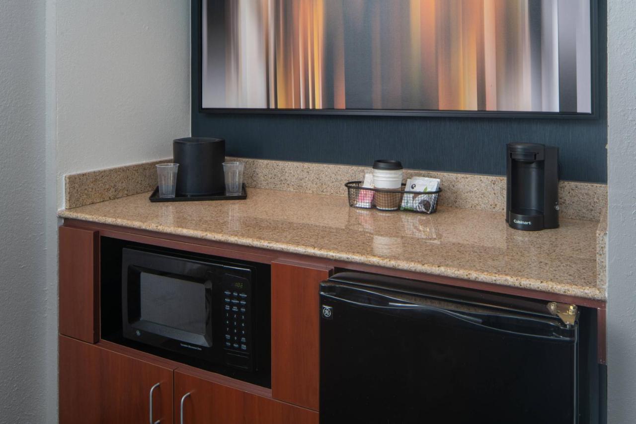 One-Bedroom Suite with Courtyard View at Courtyard by Marriott Memphis East/Park Avenue