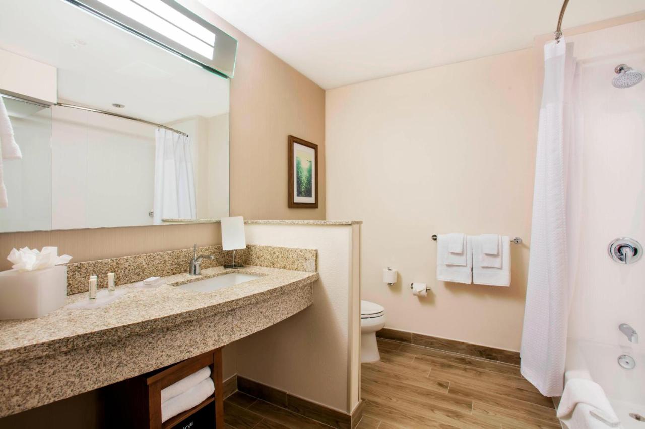 Queen Room with Two Queen Beds and Partial Bay View at Courtyard by Marriott Faro Blanco Resort, Marathon Florida Keys