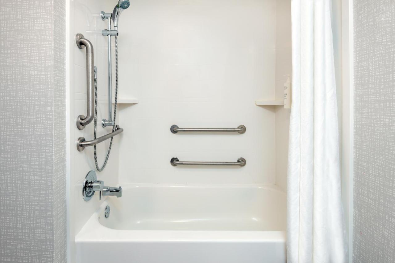 | Hampton Inn Hartford Airport