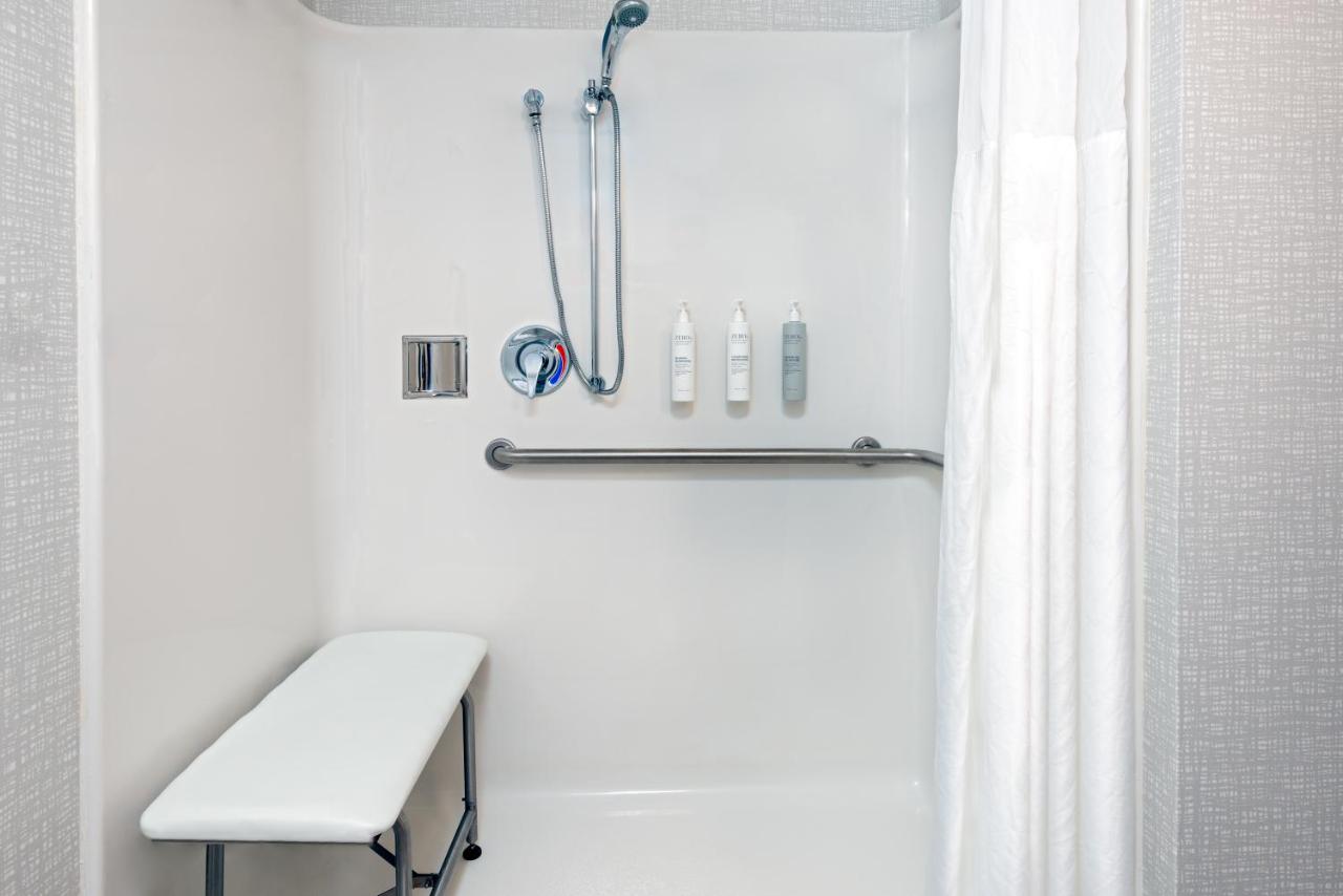 | Hampton Inn Hartford Airport