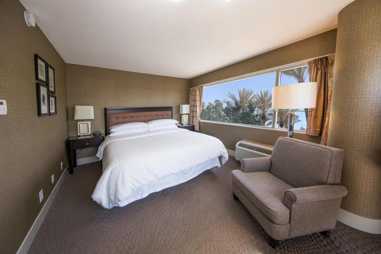 Club level, Junior Suite, 1 King, Corner room, Low floor at Sheraton Ontario Airport Hotel