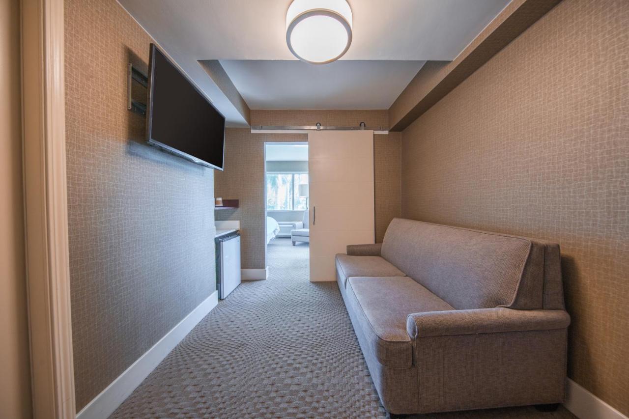 Club level, Junior Suite, 1 King, Corner room, Low floor at Sheraton Ontario Airport Hotel