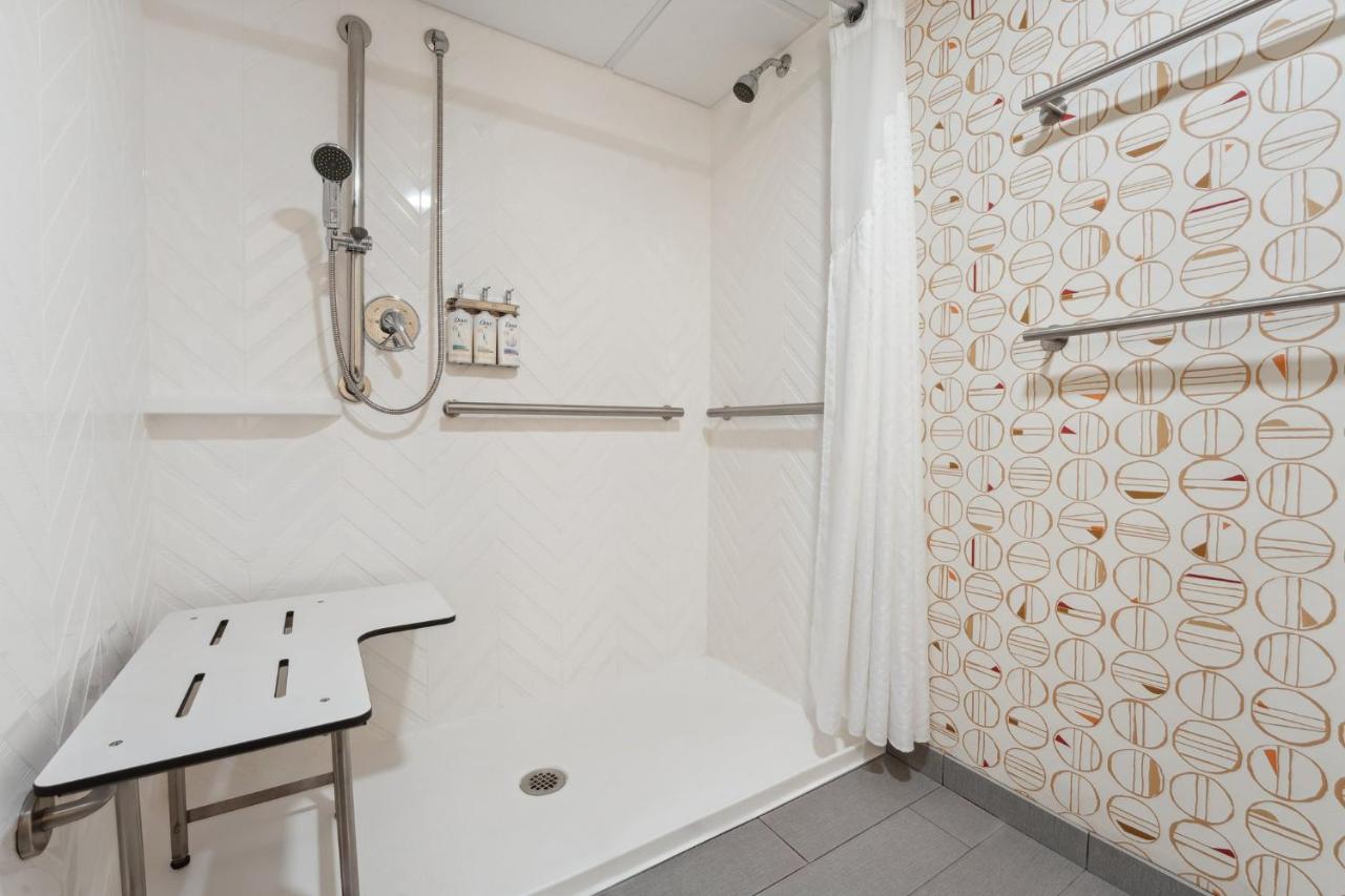 King Room with Hearing Accessible Roll-In Shower - Non-Smoking at Holiday Inn Portsmouth by IHG