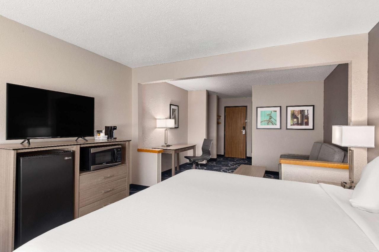 King Studio Suite - Non-Smoking at Baymont by Wyndham Waterloo
