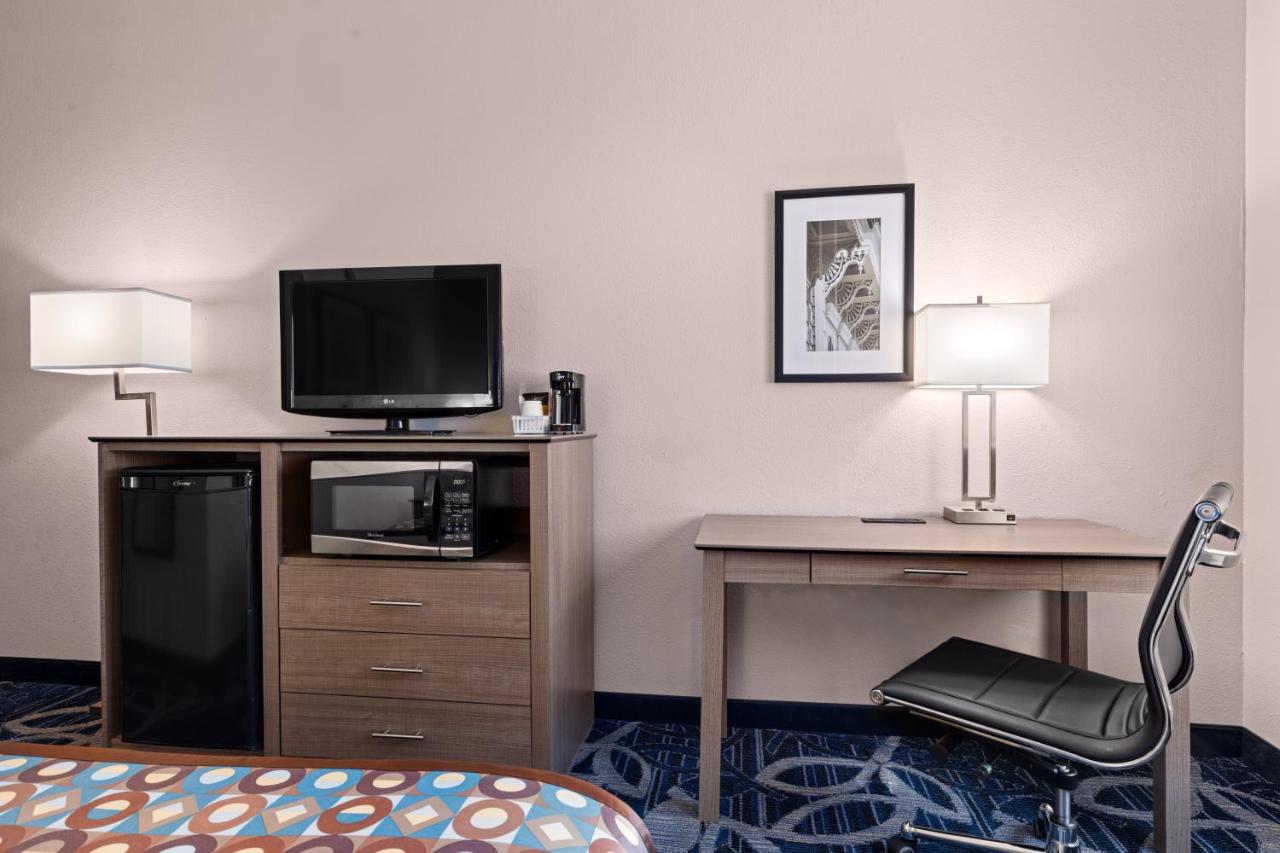 Queen Room - Disability Access/Non-Smoking at Baymont by Wyndham Waterloo