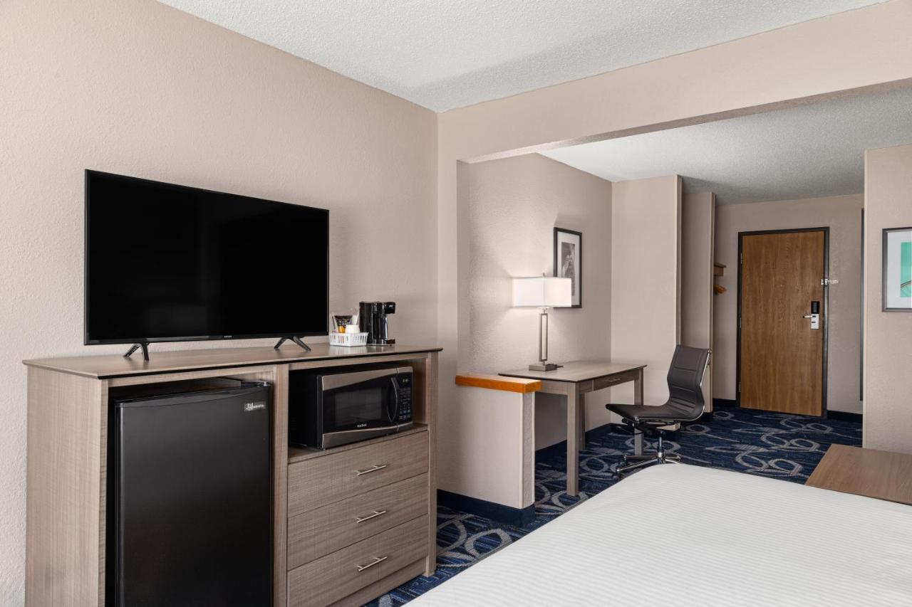 King Studio Suite - Non-Smoking at Baymont by Wyndham Waterloo
