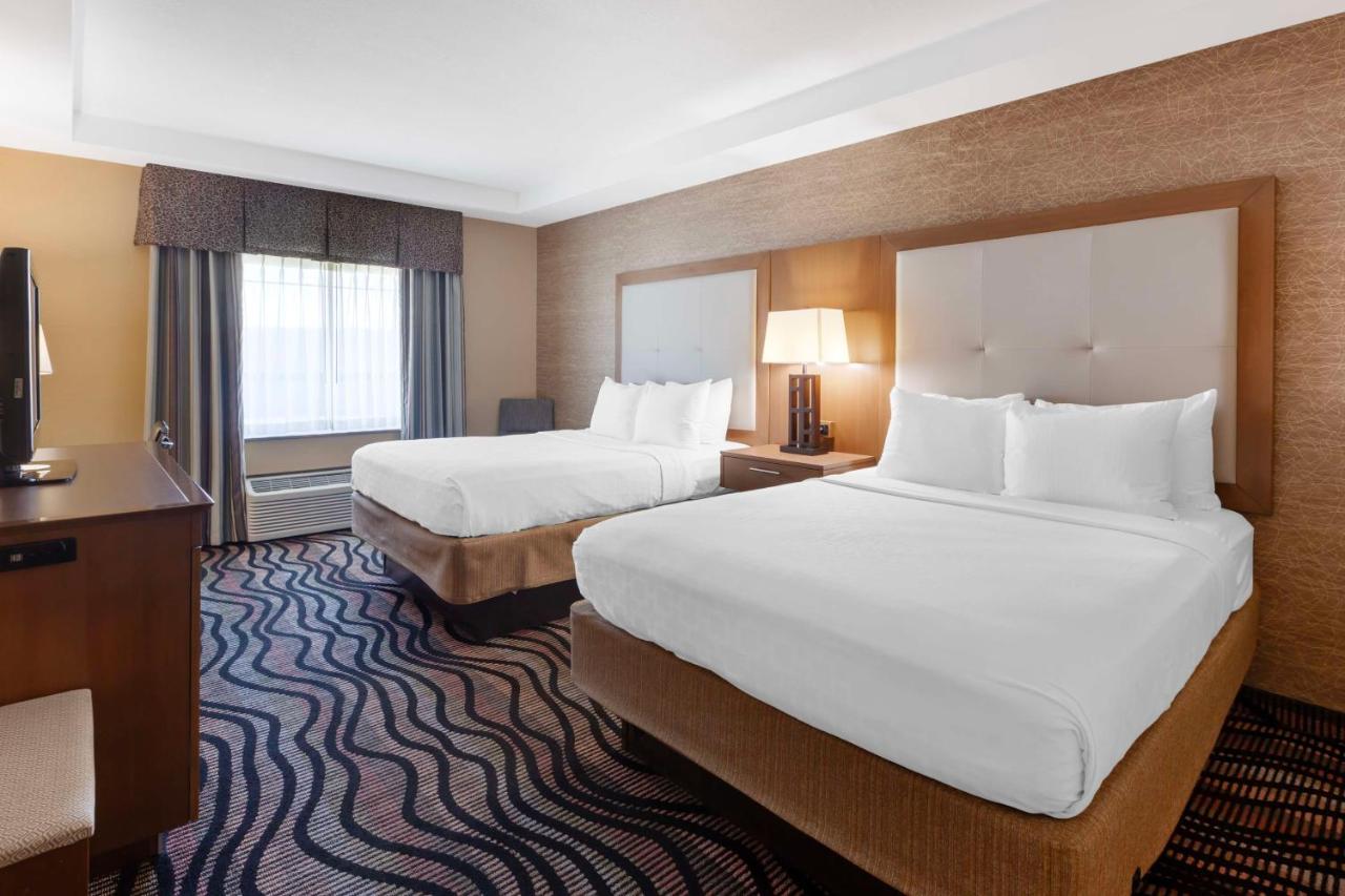Queen Room with Two Queen Beds - Non Smoking at Best Western Summit Inn