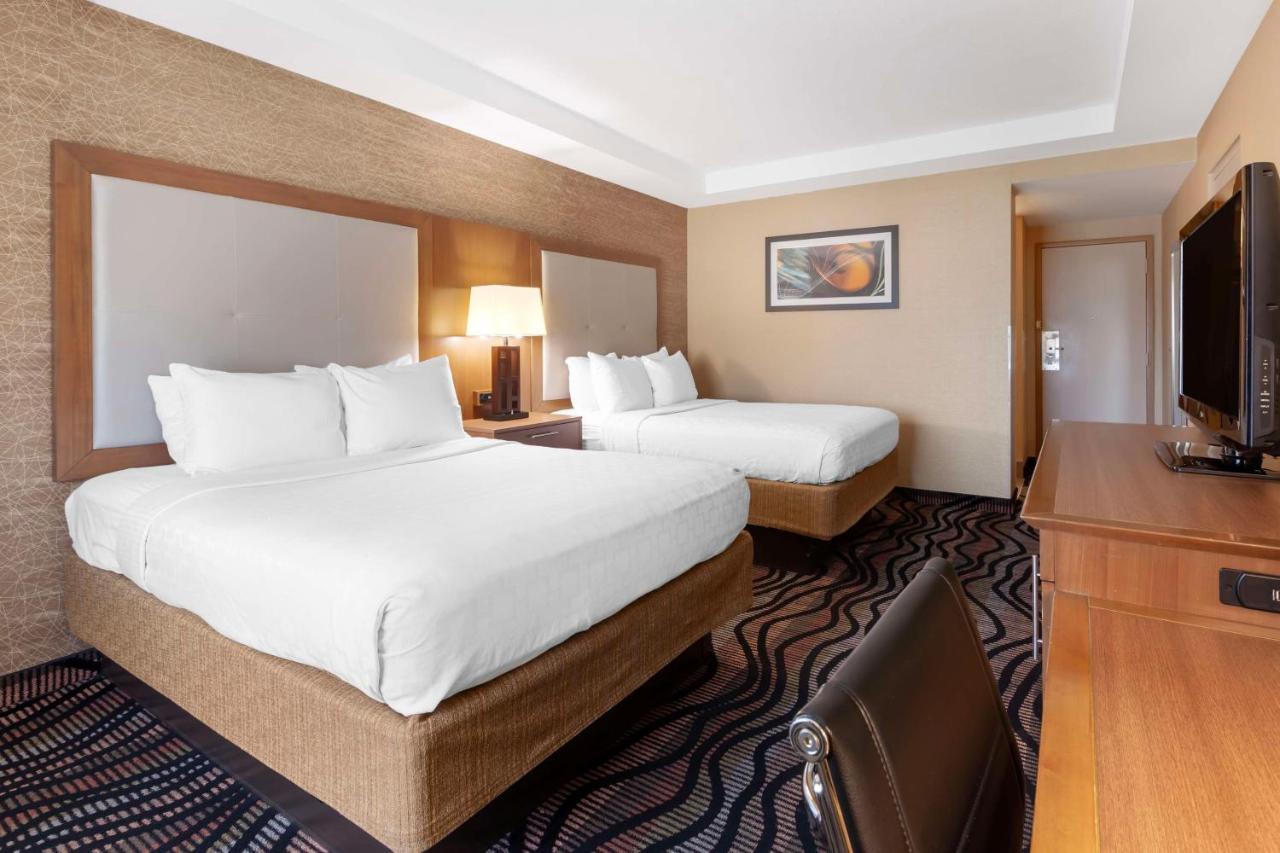 Queen Room with Two Queen Beds - Non Smoking at Best Western Summit Inn