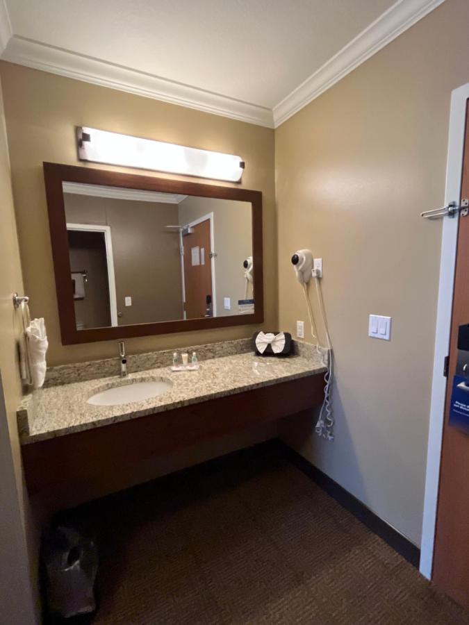 Queen Room at Comfort Inn & Suites Ocean Shores
