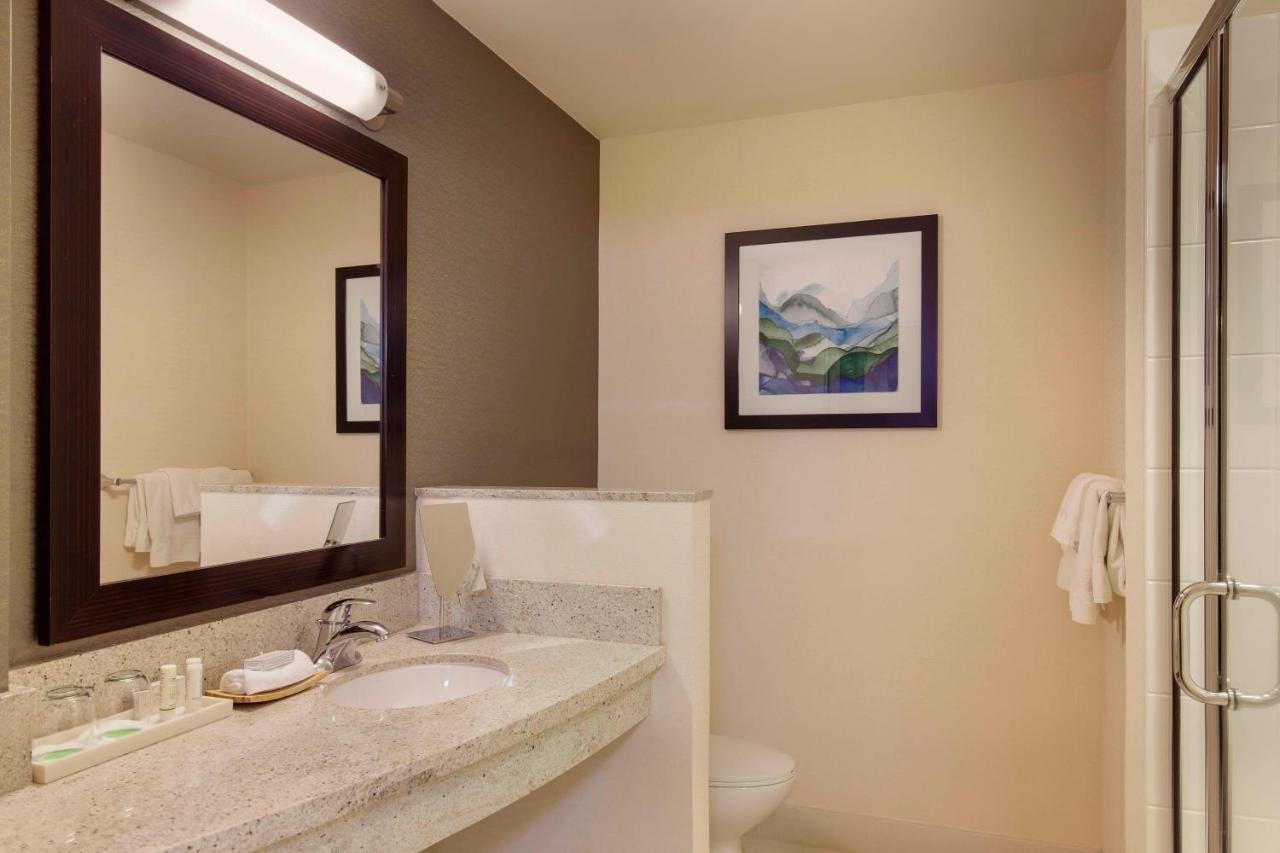 Corner King Room at Courtyard by Marriott Portland City Center