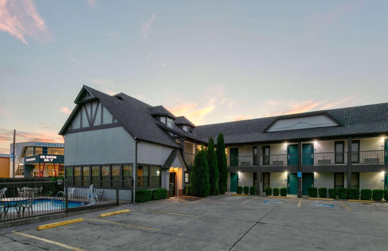  | Howard Johnson by Wyndham San Marcos