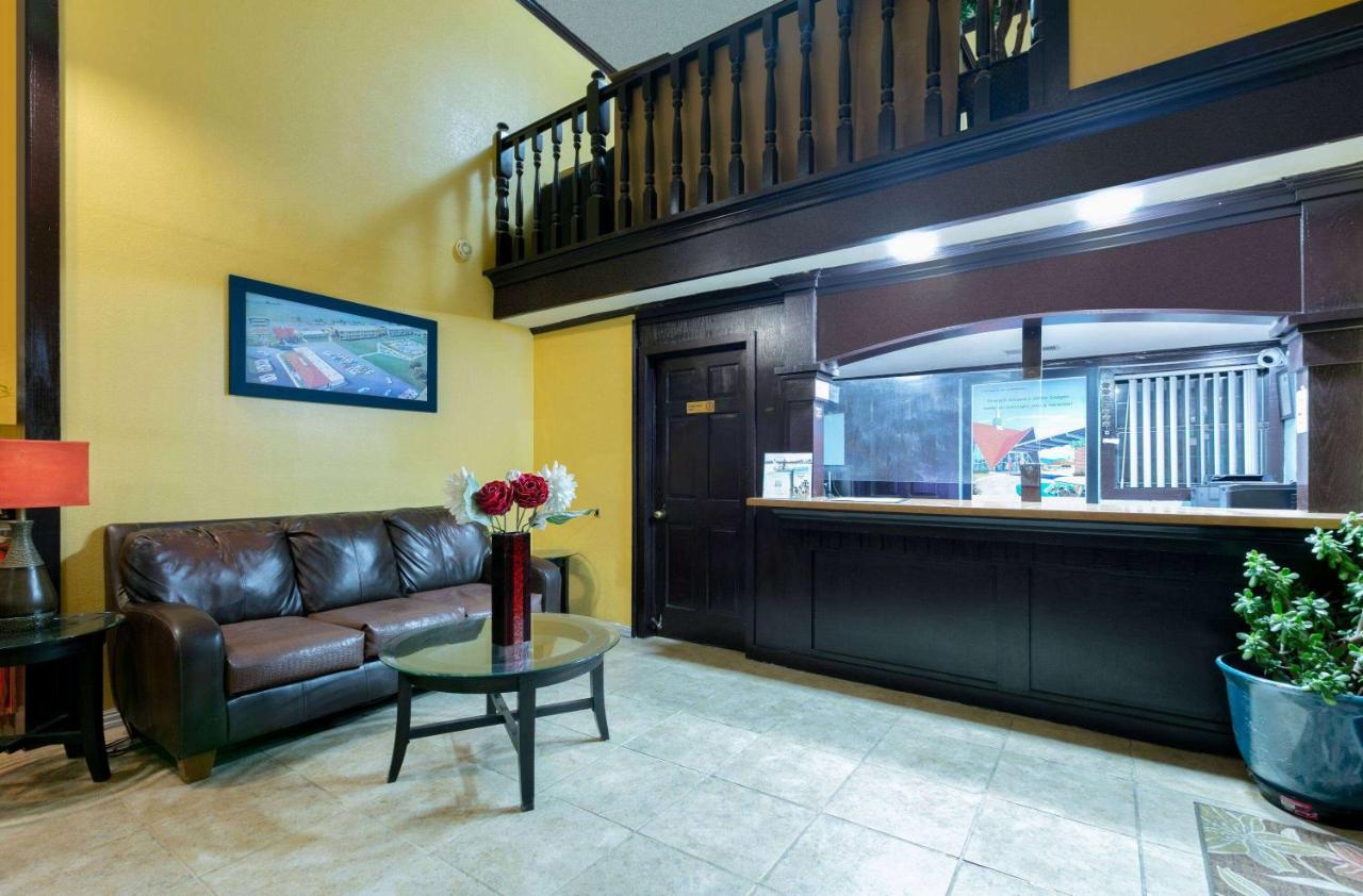  | Howard Johnson by Wyndham San Marcos