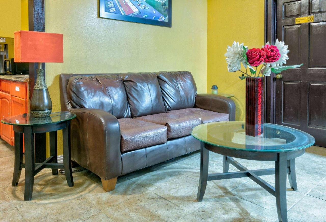  | Howard Johnson by Wyndham San Marcos