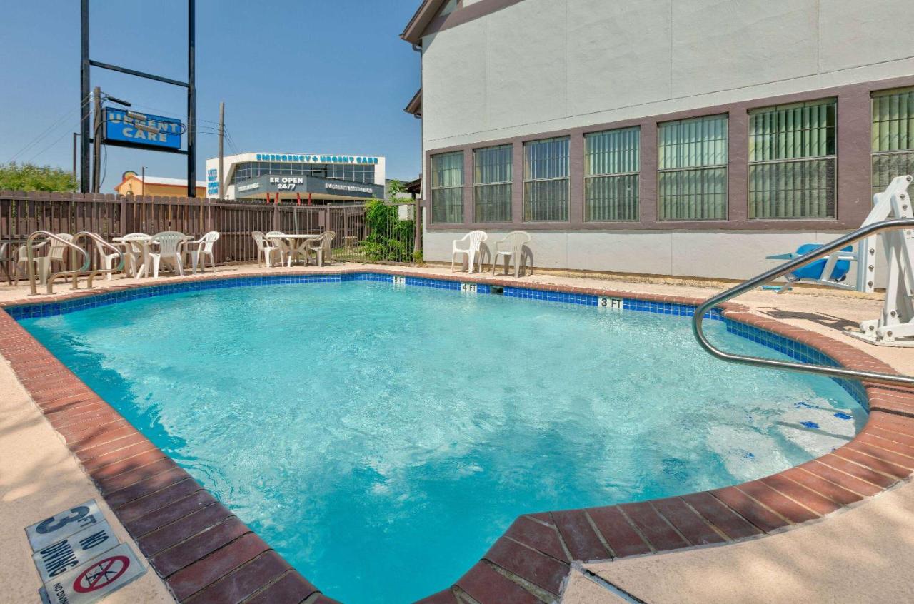  | Howard Johnson by Wyndham San Marcos