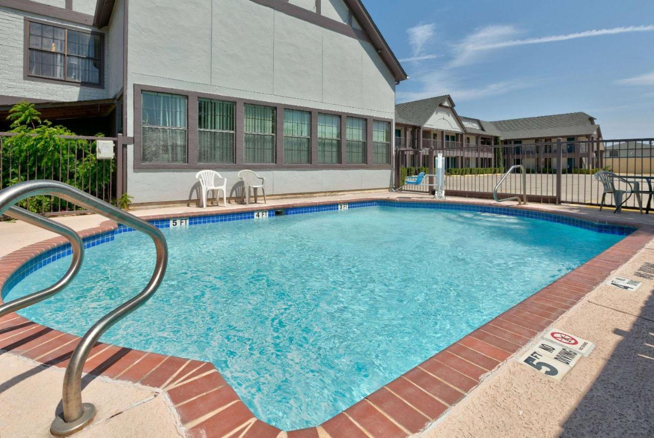  | Howard Johnson by Wyndham San Marcos