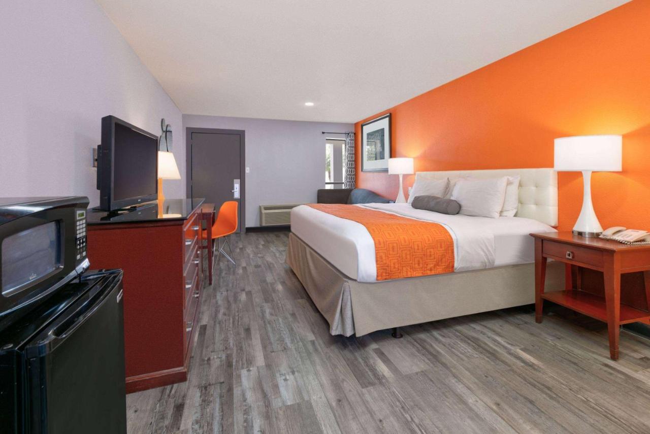  | Howard Johnson by Wyndham San Marcos