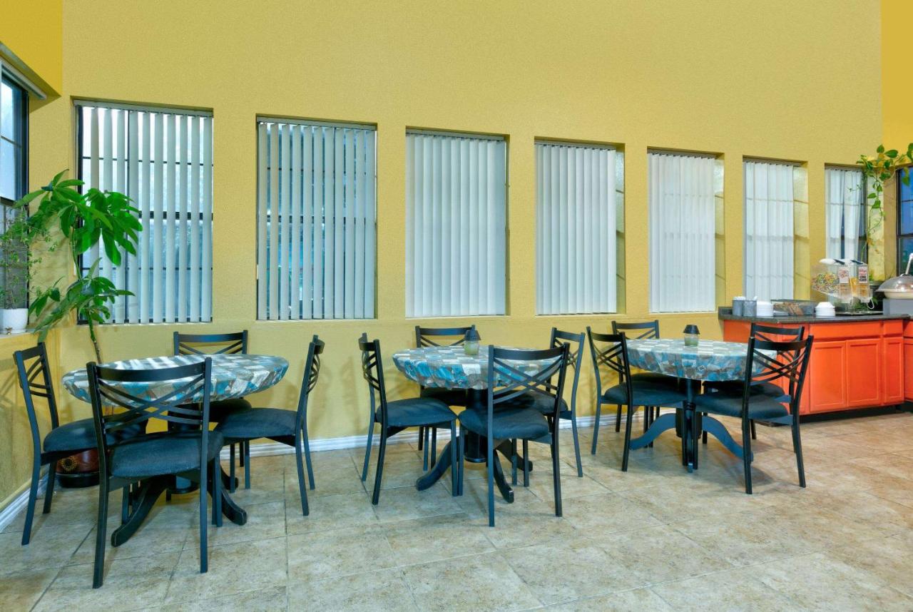  | Howard Johnson by Wyndham San Marcos