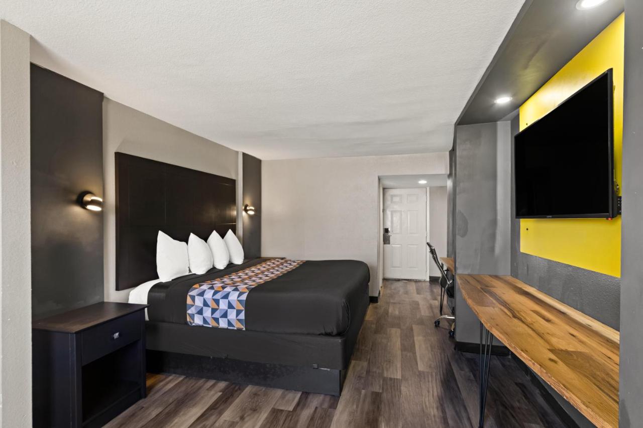 King Suite - Non-Smoking at Rodeway Inn & Suites Downtown North