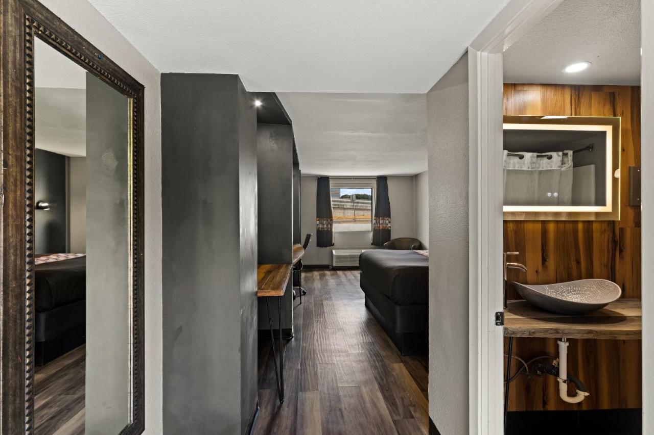 King Suite - Non-Smoking at Rodeway Inn & Suites Downtown North