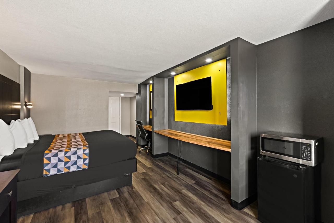 King Suite - Non-Smoking at Rodeway Inn & Suites Downtown North