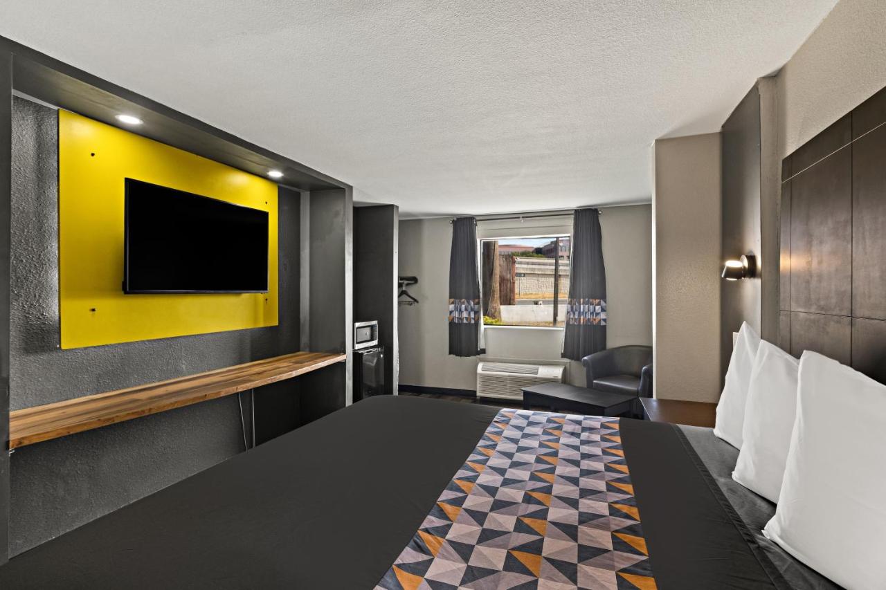 King Suite - Non-Smoking at Rodeway Inn & Suites Downtown North