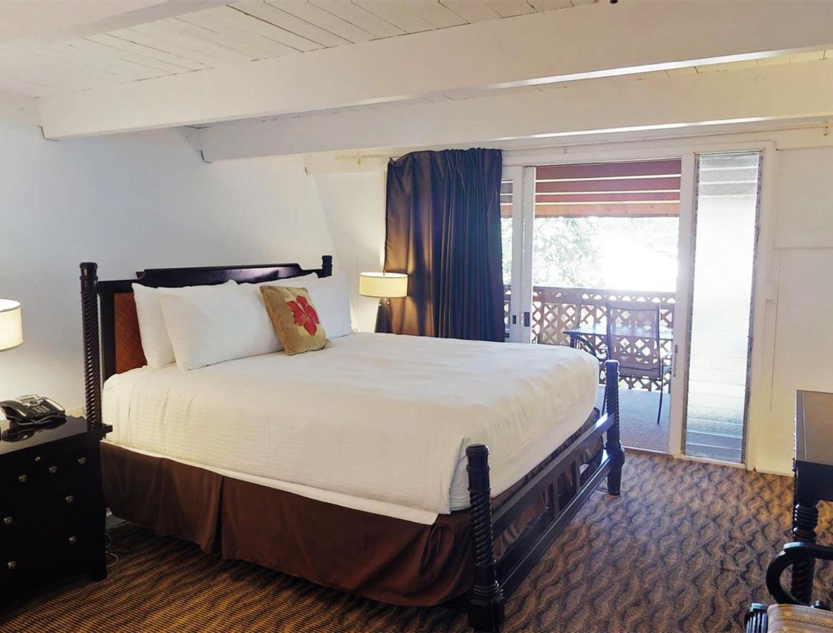 Deluxe King Room at Hotel Moloka'i