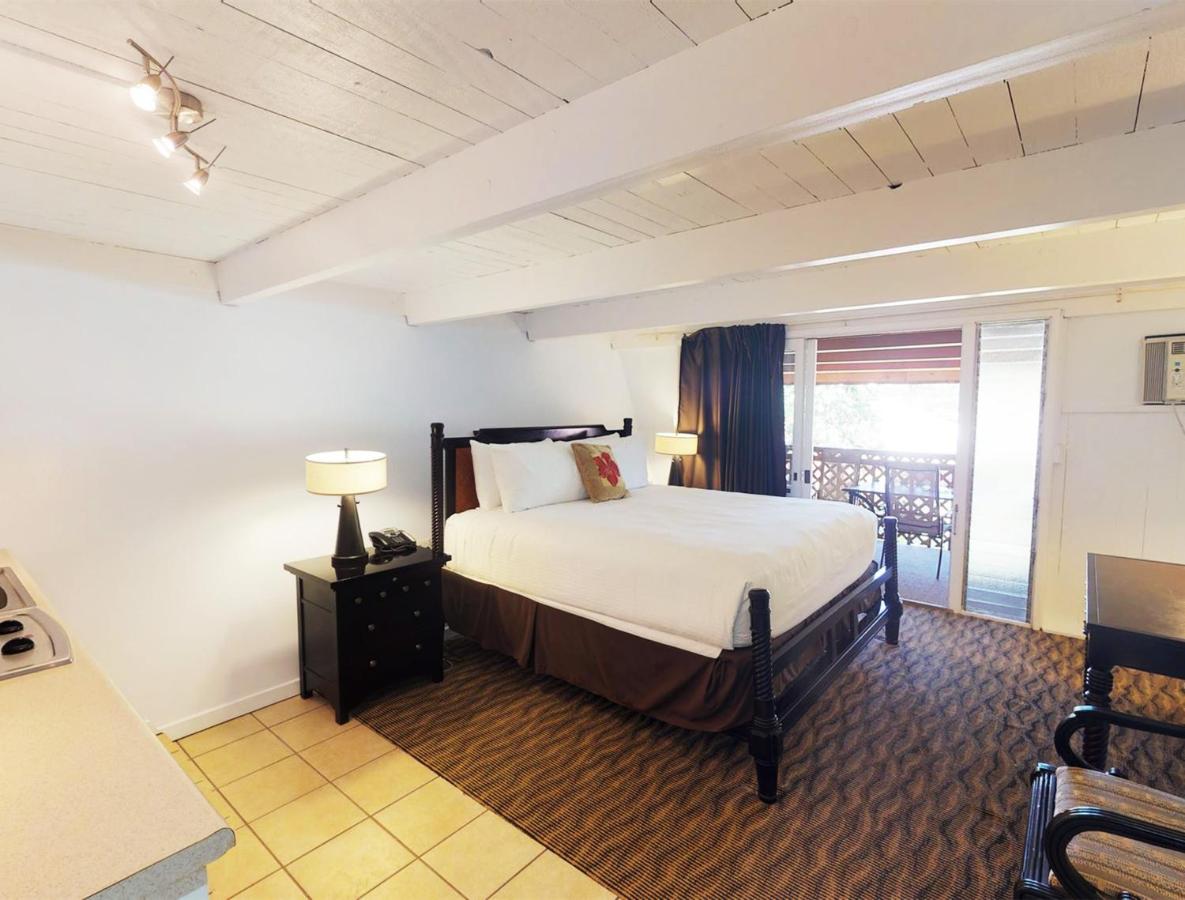 Deluxe King Room at Hotel Moloka'i