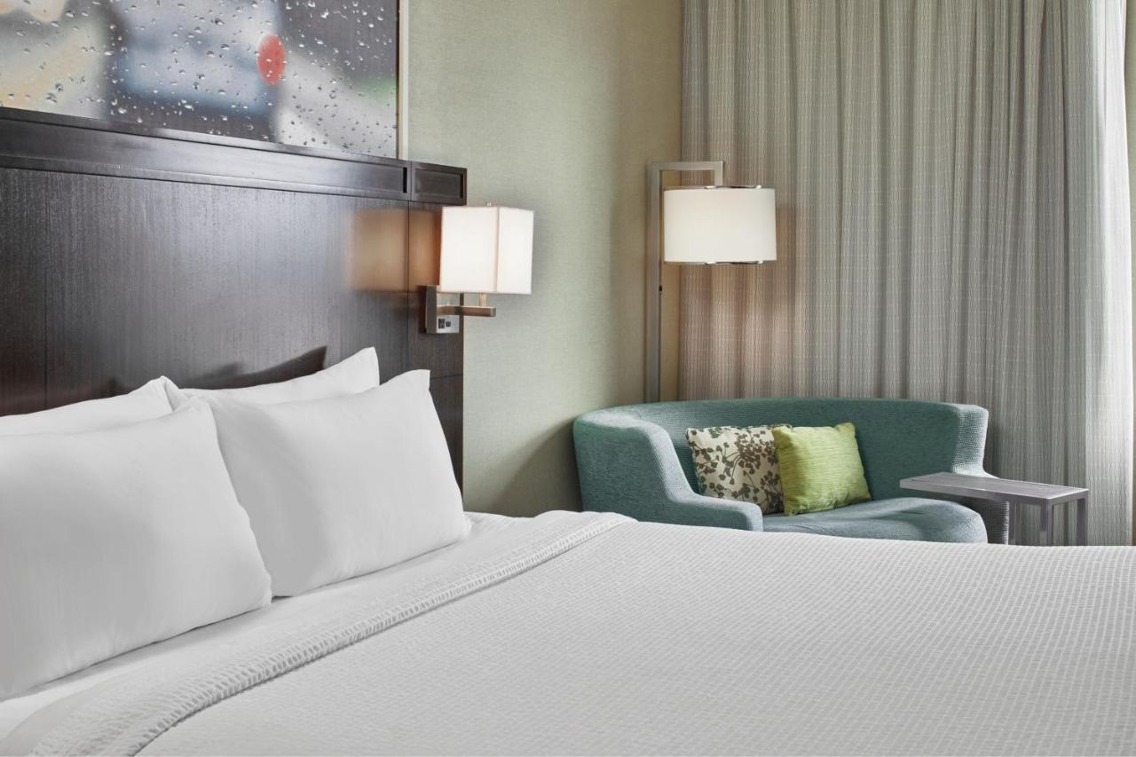 Corner King Room at Courtyard by Marriott Portland City Center