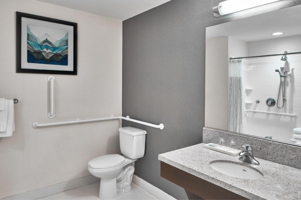 King Room at Courtyard by Marriott Portland City Center