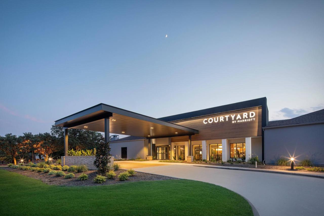 | Courtyard by Marriott Addison Midway