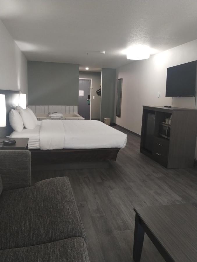 Standard King Room with Whirlpool in bath and Sofabed - Non Smoking at Quality Inn & Suites Wilsonville