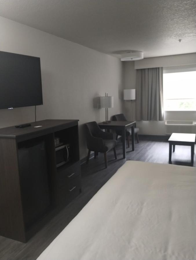 Standard King Room with Whirlpool in bath and Sofabed - Non Smoking at Quality Inn & Suites Wilsonville