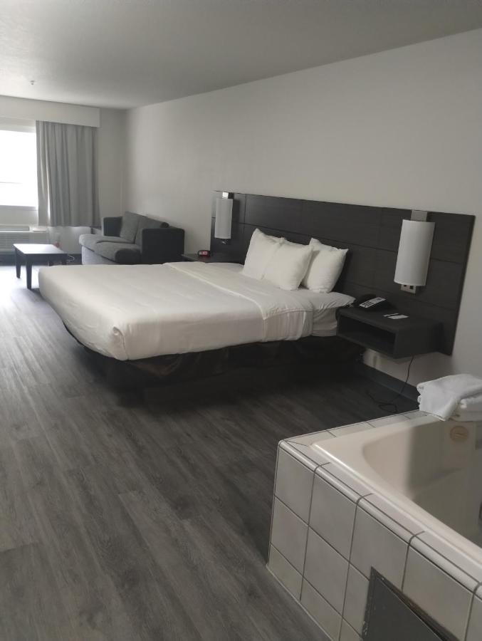Standard King Room with Whirlpool in bath and Sofabed - Non Smoking at Quality Inn & Suites Wilsonville