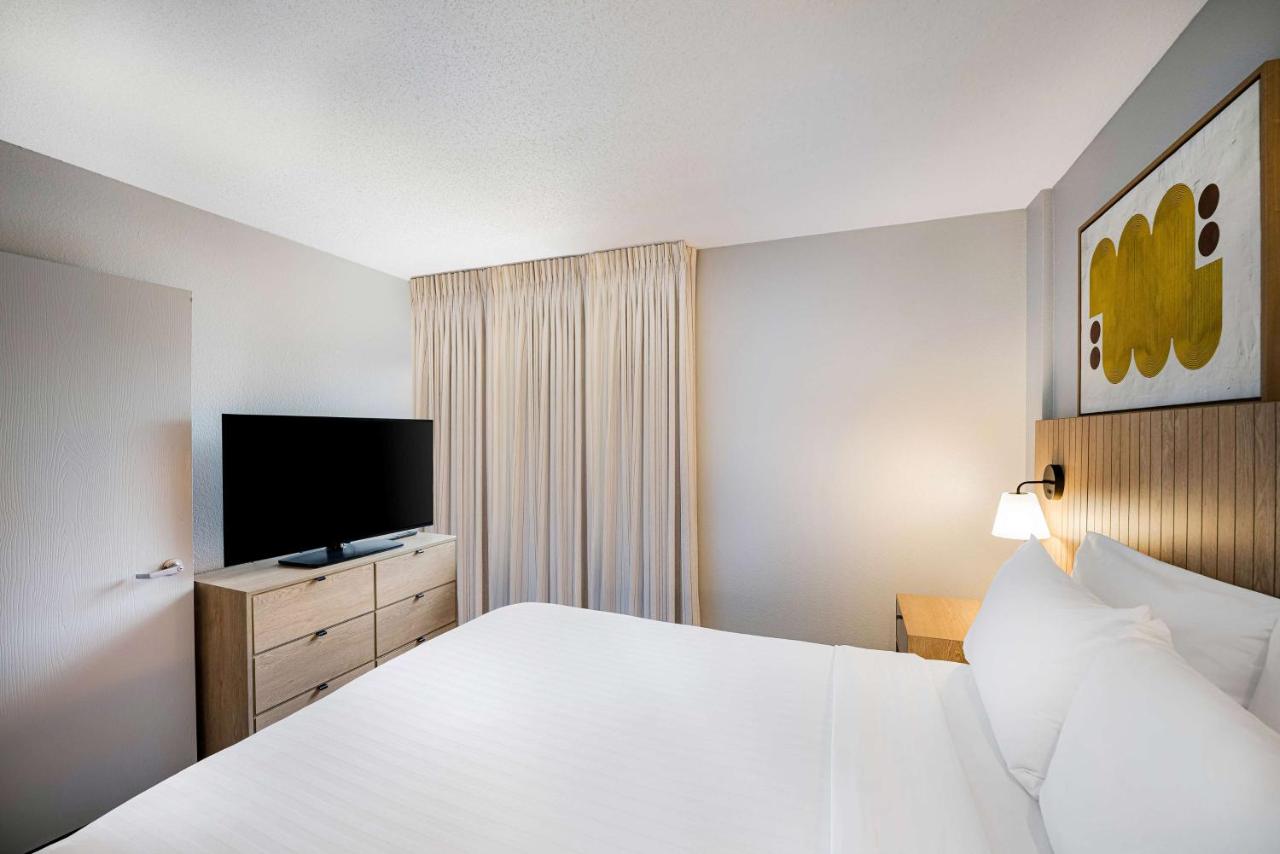 One-Bedroom Queen Suite at Sonesta Simply Suites Jersey City