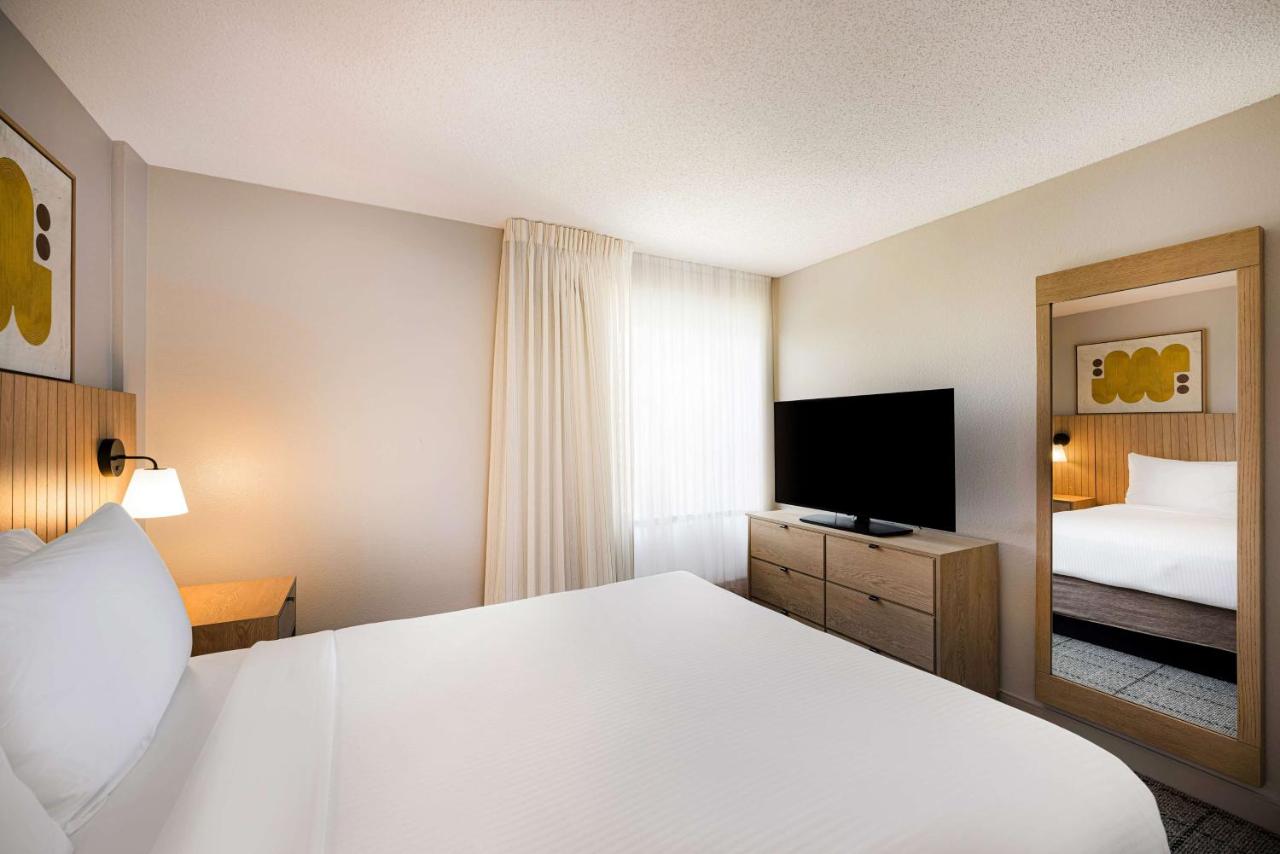 One-Bedroom Queen Suite at Sonesta Simply Suites Jersey City