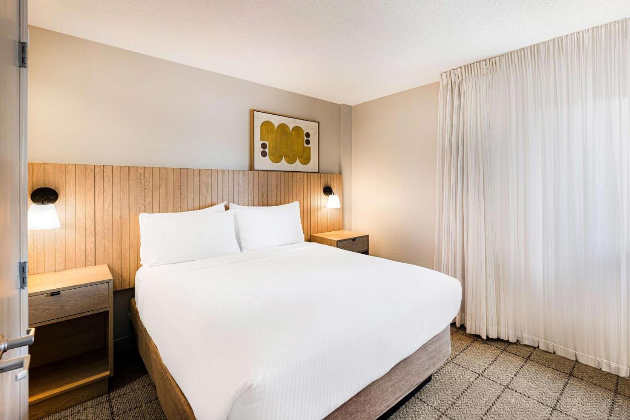 One-Bedroom Queen Suite at Sonesta Simply Suites Jersey City
