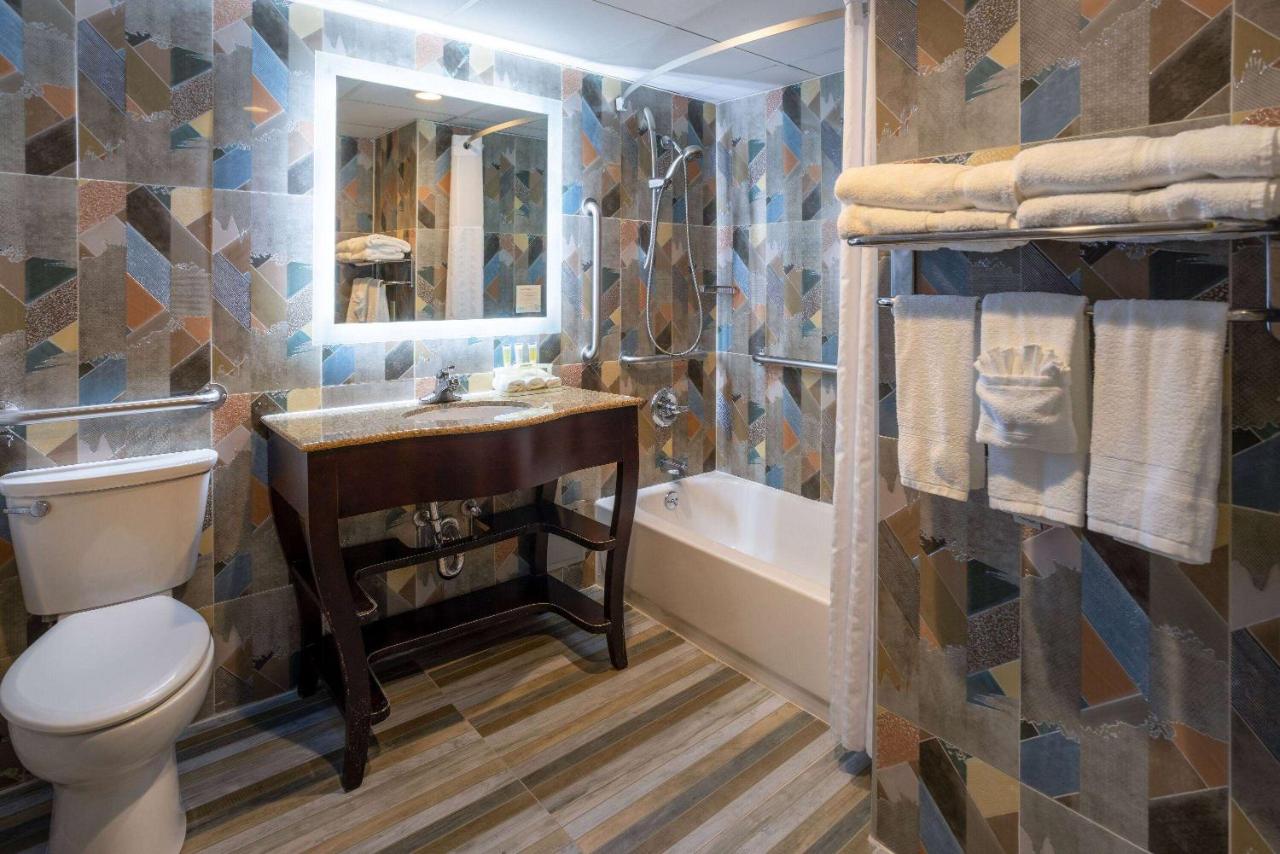 | Days Hotel by Wyndham North Bergen