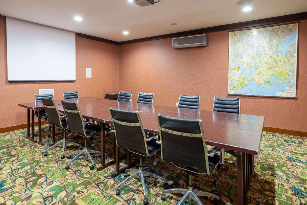 | Days Hotel by Wyndham North Bergen