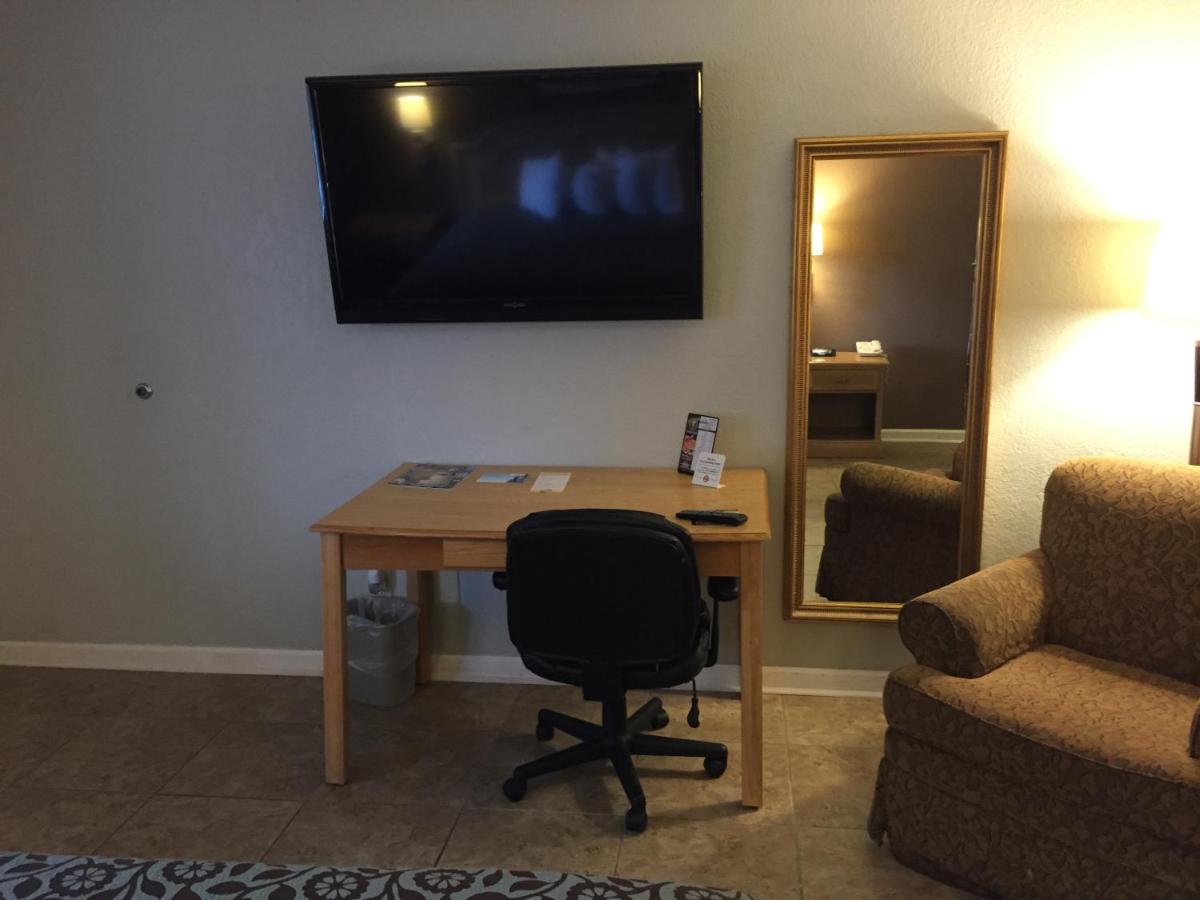 King Room - Non-Smoking at Days Inn by Wyndham New Braunfels