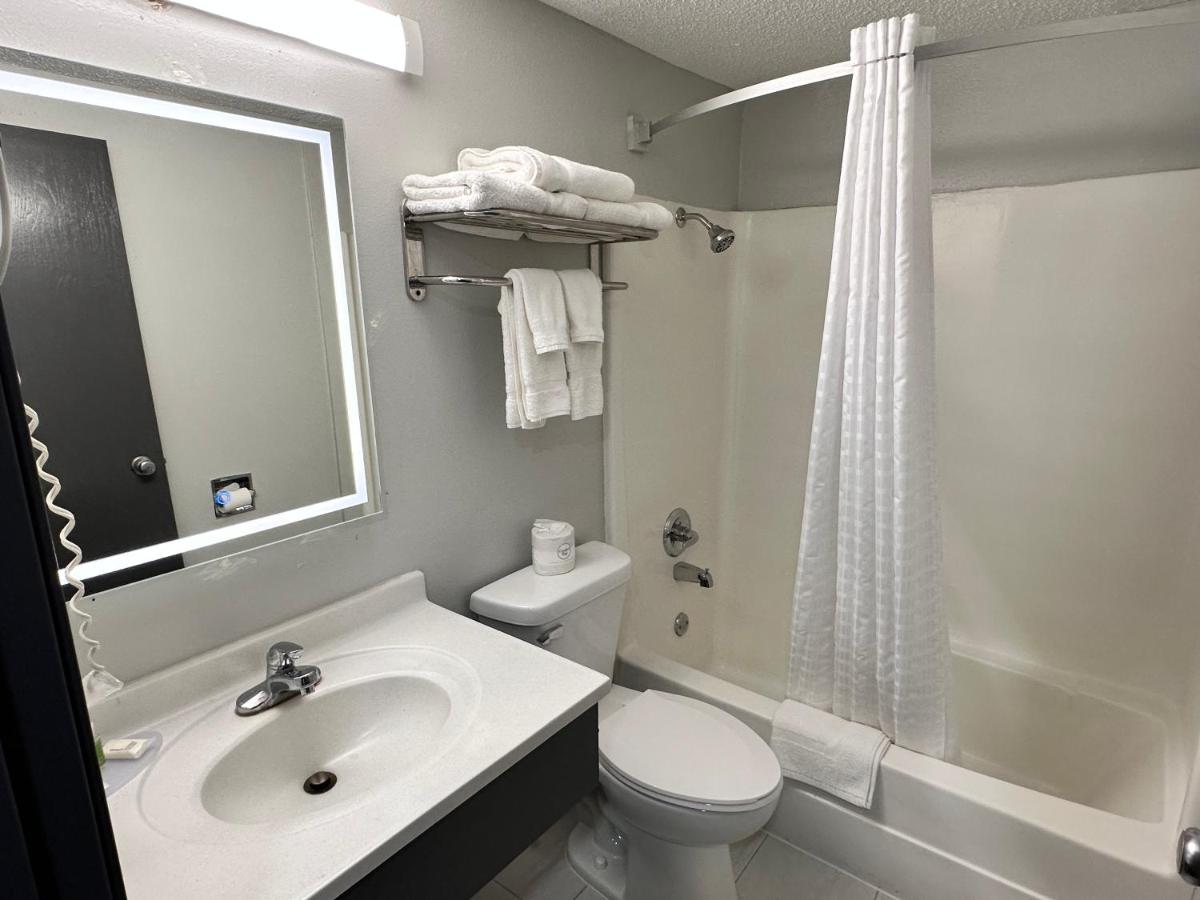 Queen Room at Super 8 by Wyndham Yankton
