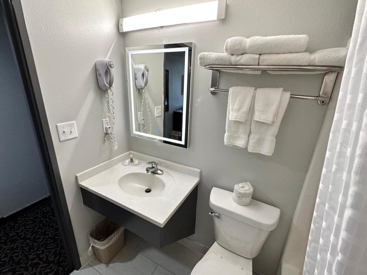 Queen Room at Super 8 by Wyndham Yankton