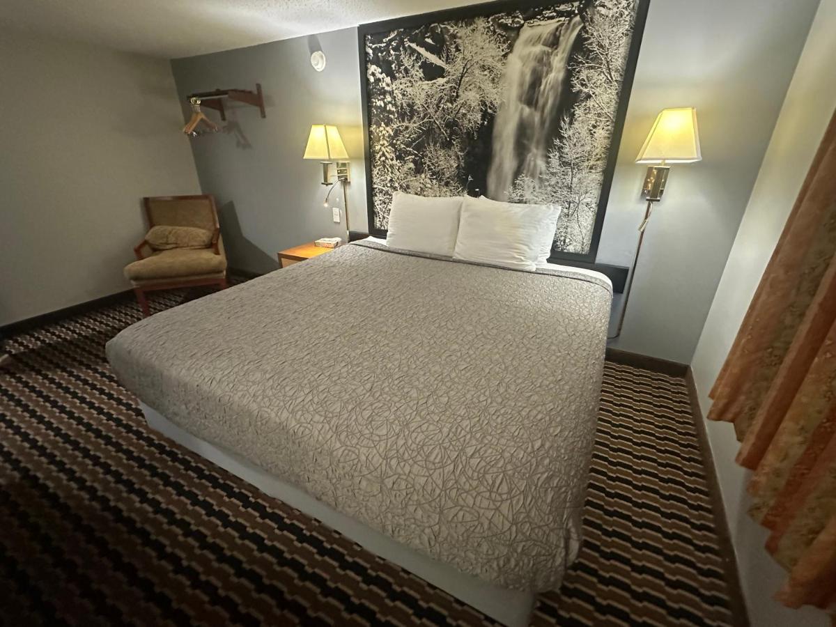 Standard King Room at Super 8 by Wyndham Yankton