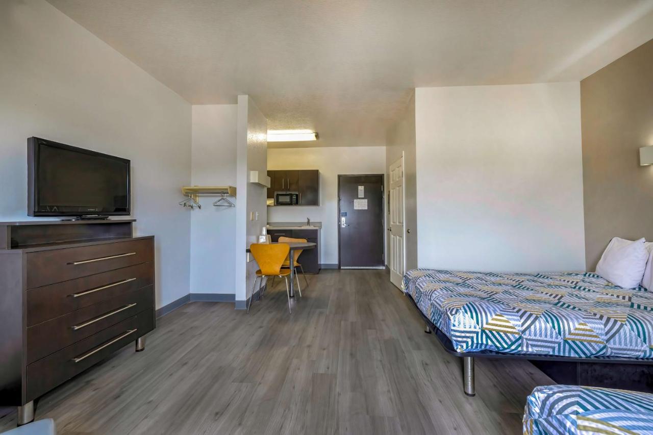 Quadruple Room - Disability Access - Non-Smoking at Motel 6 Cedar Park, TX