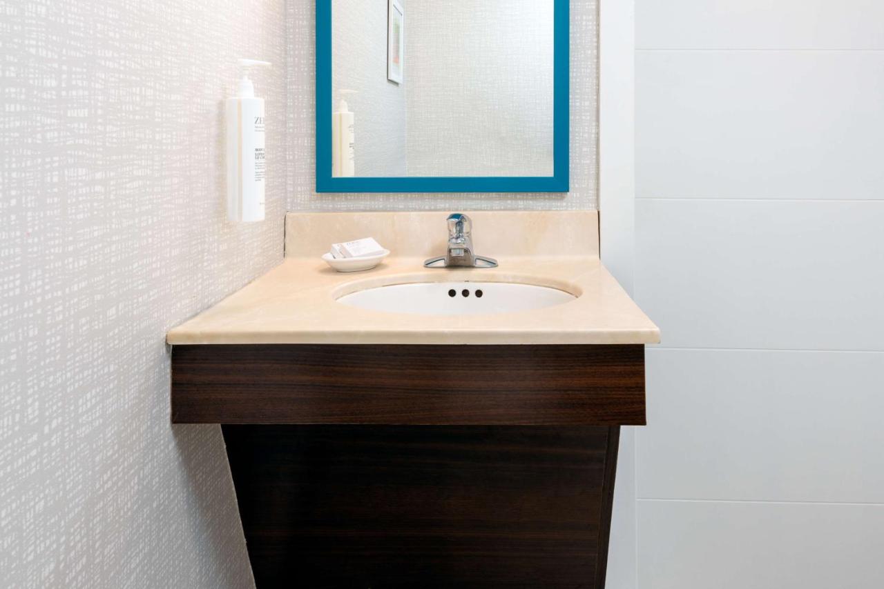 | Hampton Inn Hartford Airport