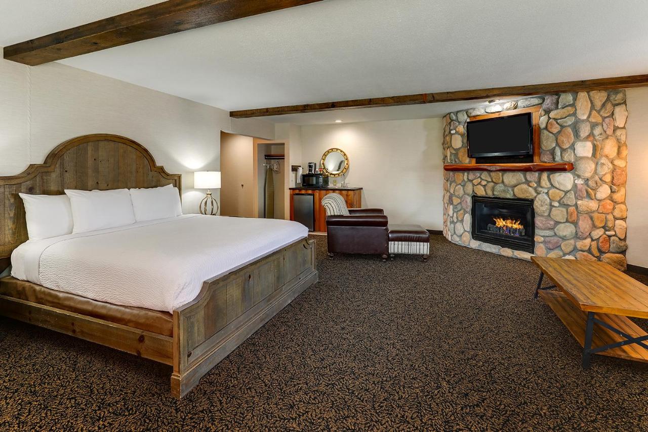 Junior Suite at Stoney Creek Hotel Peoria