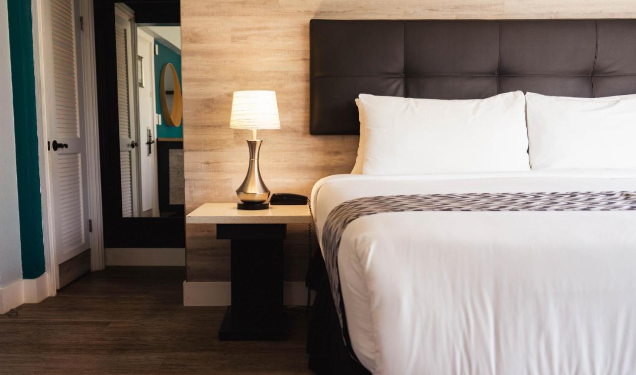 King Room with Sea View at The Colony Hotel