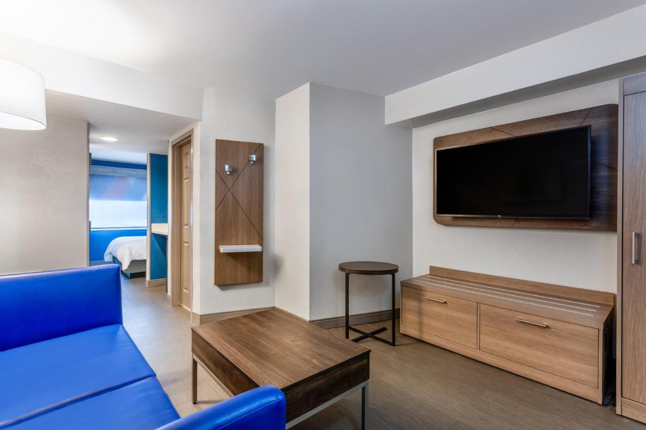 King Suite at Holiday Inn Express Clearwater East - Icot Center by IHG