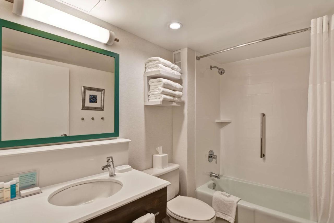 King Room with Bath Tub - Mobility/Hearing Accessible - Non-Smoking at Hampton Inn State College